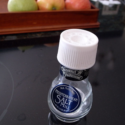 Non-refillable salt mill